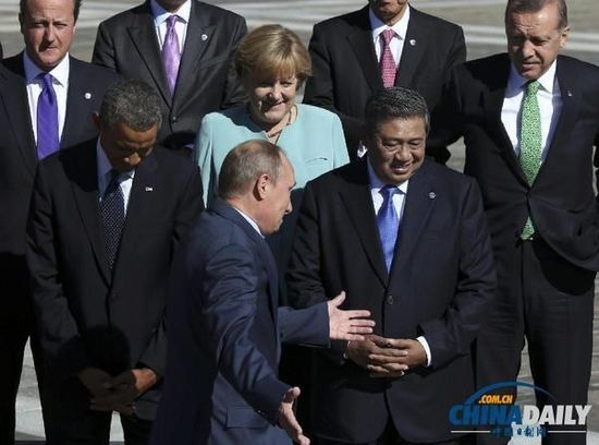 奧巴馬低頭不看普京，普京也閉眼做鬼臉并攤手表無奈。