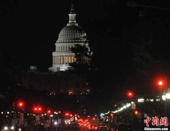 入夜后國會(huì)山前警燈一片，加強(qiáng)警戒。中新社發(fā) 德永健 攝