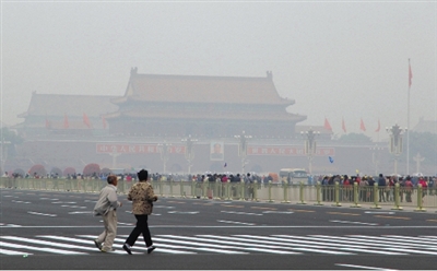 9月29日，游客行走在天安門廣場西側(cè)路上，當(dāng)日霧霾嚴(yán)重。