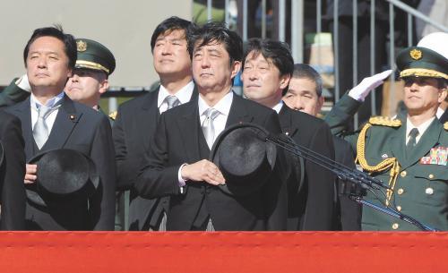 　27日上午，日本首相安倍晉三在琦玉縣的自衛(wèi)隊朝霞訓(xùn)練場出席陸上自衛(wèi)隊年度閱兵式