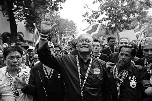 素貼參加游行示威。