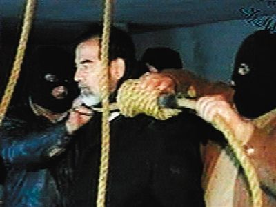 警衛(wèi)給薩達姆套上絞刑工具。