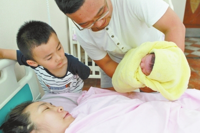 一家四口其樂融融，但二孩證卻讓男主人操心。