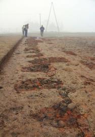 　　鋸齒狀的大型建筑基址。