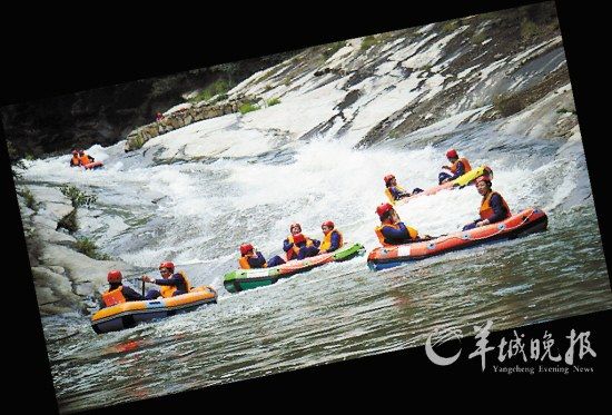 　　湖北紅安縣,游客在對天河漂流。