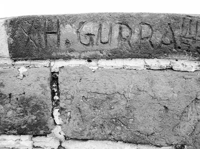 　　圖為長(zhǎng)城城墻上的刻痕。記者 王昊魁攝　