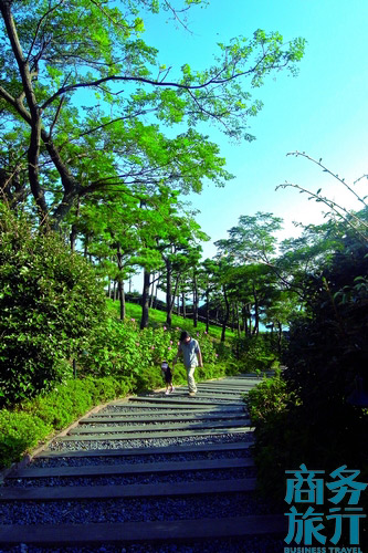 很多父母會帶著孩子在步行道漫步。