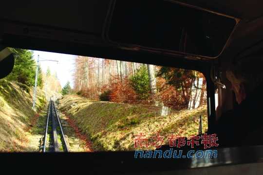 小火車一路向上，沖破云層，豁然開朗，乘客們的歡呼聲適時響起，一切漸入佳境。