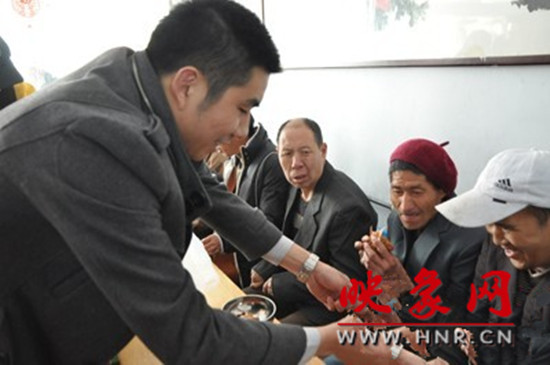 　　“韓胖子”千只茶香雞茶香鴨捐贈環(huán)衛(wèi)工人、農(nóng)民工學(xué)子和鄭州市社會福利院。