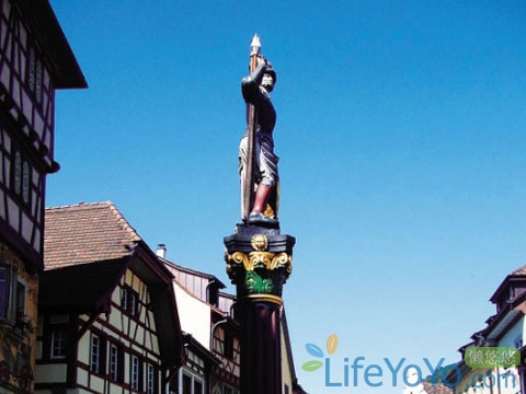 　　在那個春日艷陽的午后,一艘白色的游船在幽藍(lán)的圖恩湖上緩行。