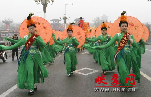 　　3月30日上午,開封市舉行2013中國(開封)清明文化節(jié)踏春巡游活動?！?　　