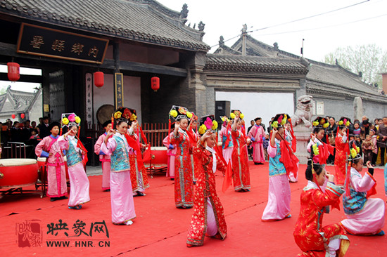 游客參觀清明小長假新推出的本土特色節(jié)目《鼓樂迎賓》。