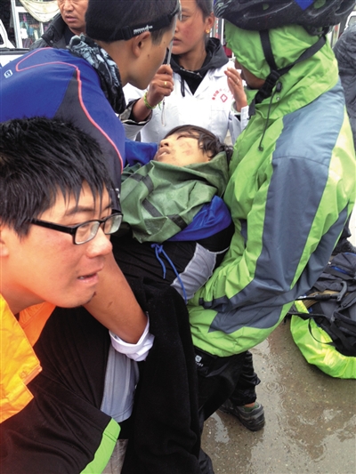 事發(fā)后,有驢友幫忙救治李翔(中)。驢友供圖