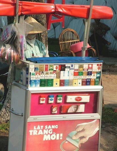 　煙攤，越南街頭隨處都是這樣的流動(dòng)小攤。
