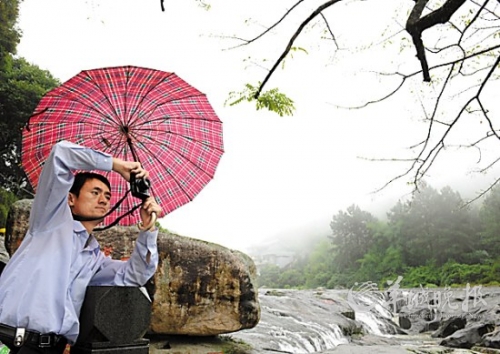九鯉湖景區(qū)大霧籠罩,霧中美景若隱若現(xiàn),宛如人間仙境。
