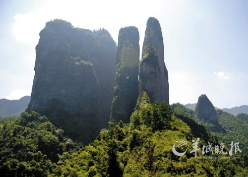 江郎山以“三爿石”著稱,三爿高約319米的巨石凌空而起。