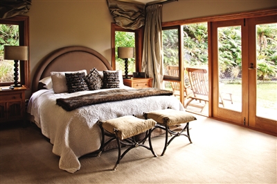 酒店住宿頗具特色,窗外就是 新西蘭的美麗景色。