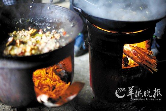 　　吃幾頓土家飯,喝幾杯土家酒,嘗幾塊土家肉。