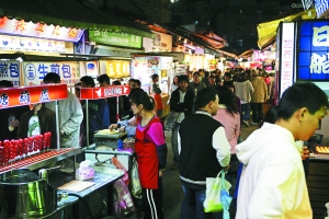 　　品味臺(tái)灣,又怎能錯(cuò)過那些親民夜市。