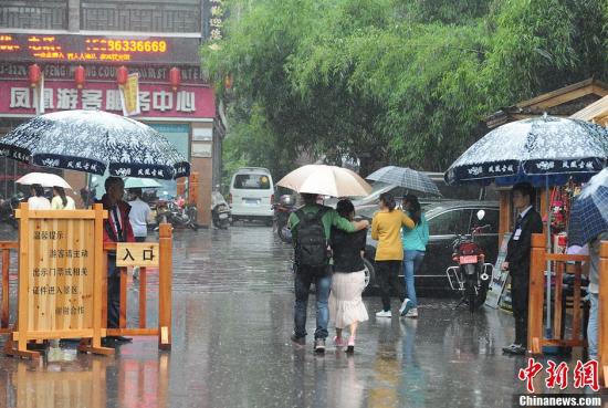 圖為“五一”小長假首日門票檢查仍偏松。楊華峰 攝