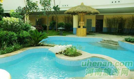 深秋去堯山賞紅葉、泡溫泉、拜大佛