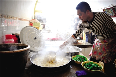 榆林的羊雜湯總是要加上大量的粉條。