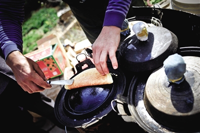 榆林街頭的特色小吃——攤餭(huáng)。