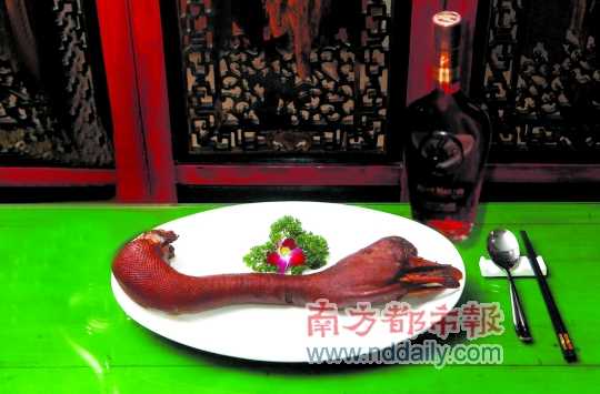 人頭馬誠(chéng)印干邑白蘭地是高端宴席的佐餐佳釀，圖為鹵水老鵝頭