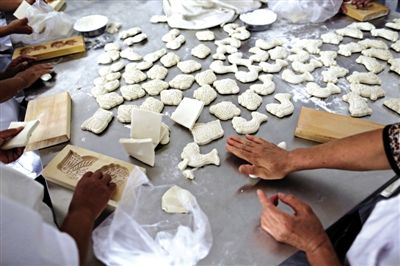 面花是黃驊最有特色的一種面食，常見于各種禮事和節(jié)日宴席上，充滿了儀式感。