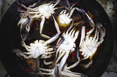 青蟹需用鹽水腌漬8個(gè)小時(shí)。