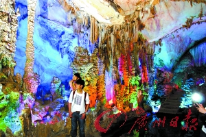 五光十色的封開龍山溶洞步移景換,令人贊嘆。