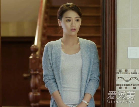 灰色開(kāi)衫內(nèi)搭圓領(lǐng)的米色T恤，優(yōu)雅知性