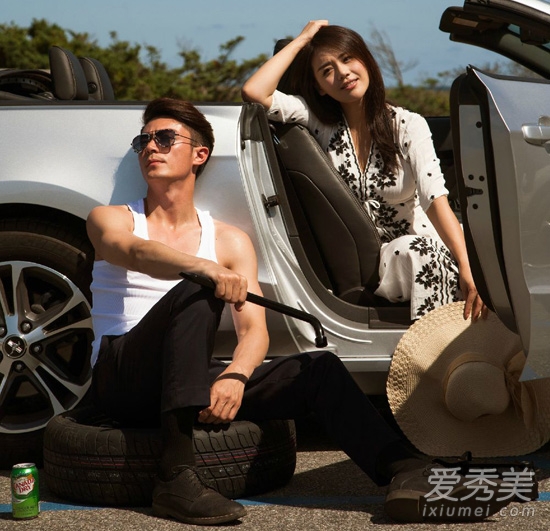 白色連衣裙配黑色花紋，個(gè)性優(yōu)雅