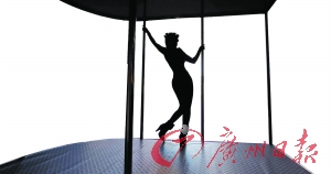 淋病是人類特有的疾病之一，性接觸是主要傳染形式。圖為美國一名性工作者在跳鋼管舞。