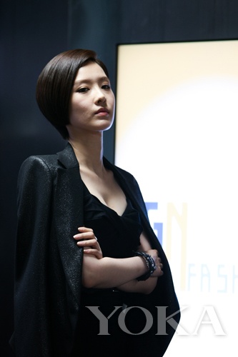 申映畫是極具事業(yè)心的富家小姐，造型簡約干練，面料質(zhì)地上乘