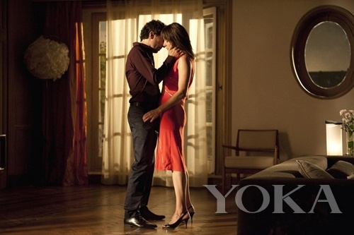 基本款用漿果色散發(fā)女人味，腰間的獨特設計更添風情