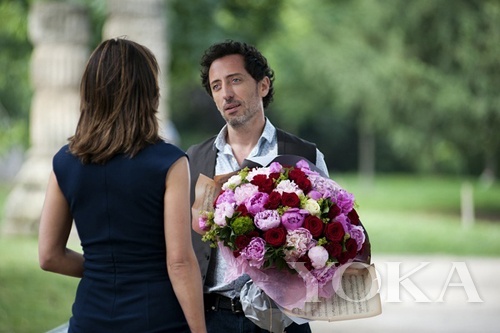 背影的完美同樣重要，衣服上的橫紋說明太緊繃、手肘處的橫紋說明肌質(zhì)老化。