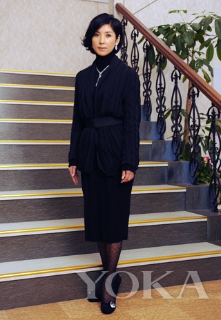 日劇《真我霓裳》中，飾演時裝大師的黑木瞳