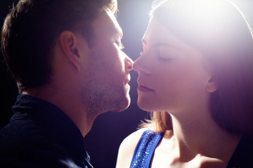 玩曖昧的5個(gè)原則:先主動(dòng)你就輸了 玩曖昧的5個(gè)原則:先主動(dòng)你就輸了