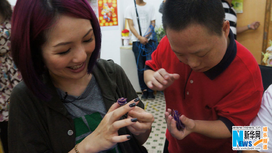 楊千嬅產(chǎn)后首亮相內(nèi)地 獲贈嬰兒裝喜出望外 楊千嬅產(chǎn)后首亮相內(nèi)地 獲贈嬰兒裝喜出望外