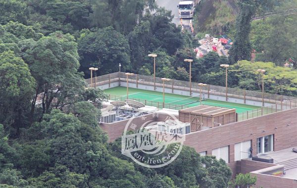 林青霞1994年6月29日嫁給香港商人邢李源，淡出影壇。林青霞婚后樂于相夫教女，其丈夫于2010年退