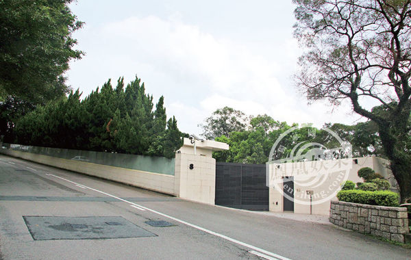 豪宅大門口。