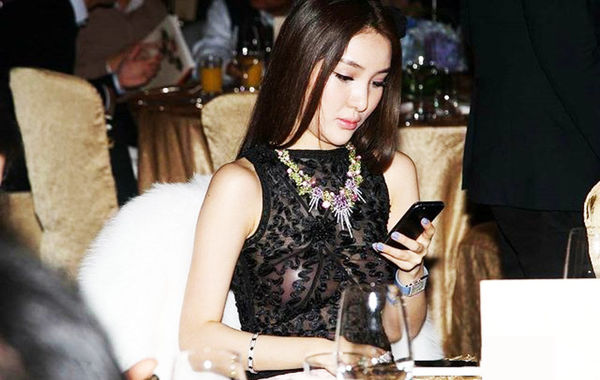 2013年11月30日，郭美美出席保利珠寶拍賣活動，現(xiàn)場郭美美一席透視的上衣性感現(xiàn)身，胸前乳貼顯露無