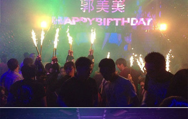 2013年6月16日下午，郭美美在網(wǎng)上曬出一組慶生照。通過照片可以看出，酒吧的巨大舞池中燃放焰火