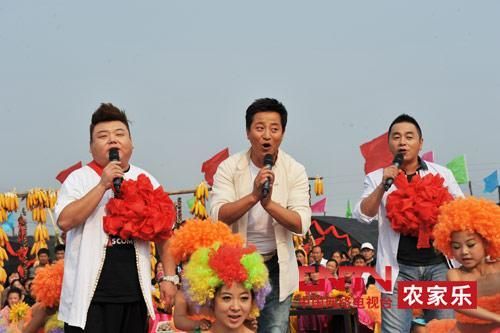 央視7套《鄉(xiāng)村大世界》節(jié)目主持人，左一為劉剛