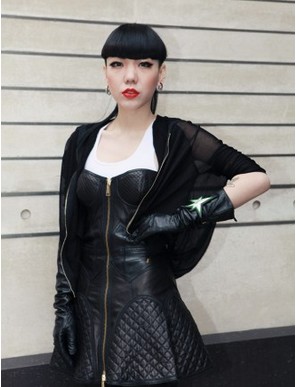 吳莫愁備50套衣服游巴黎 吳莫愁備50套衣服游巴黎