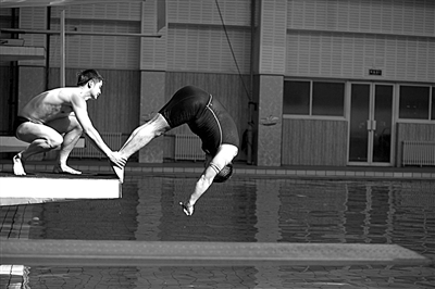 田亮正在給陳光標(biāo)把關(guān)、塑形。