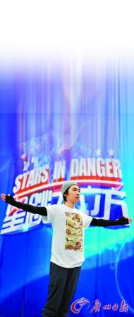 俞灝明以一個(gè)干凈利落的動(dòng)作從3米臺(tái)一躍而下。