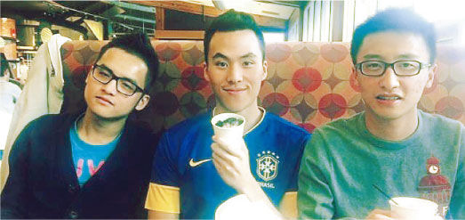 何猷啟在微博上載他在波士頓讀書的照片，與同學(xué)的生活很普通