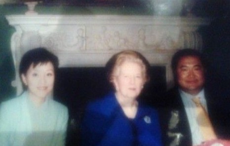 楊瀾丈夫公布與撒切爾夫人合影。